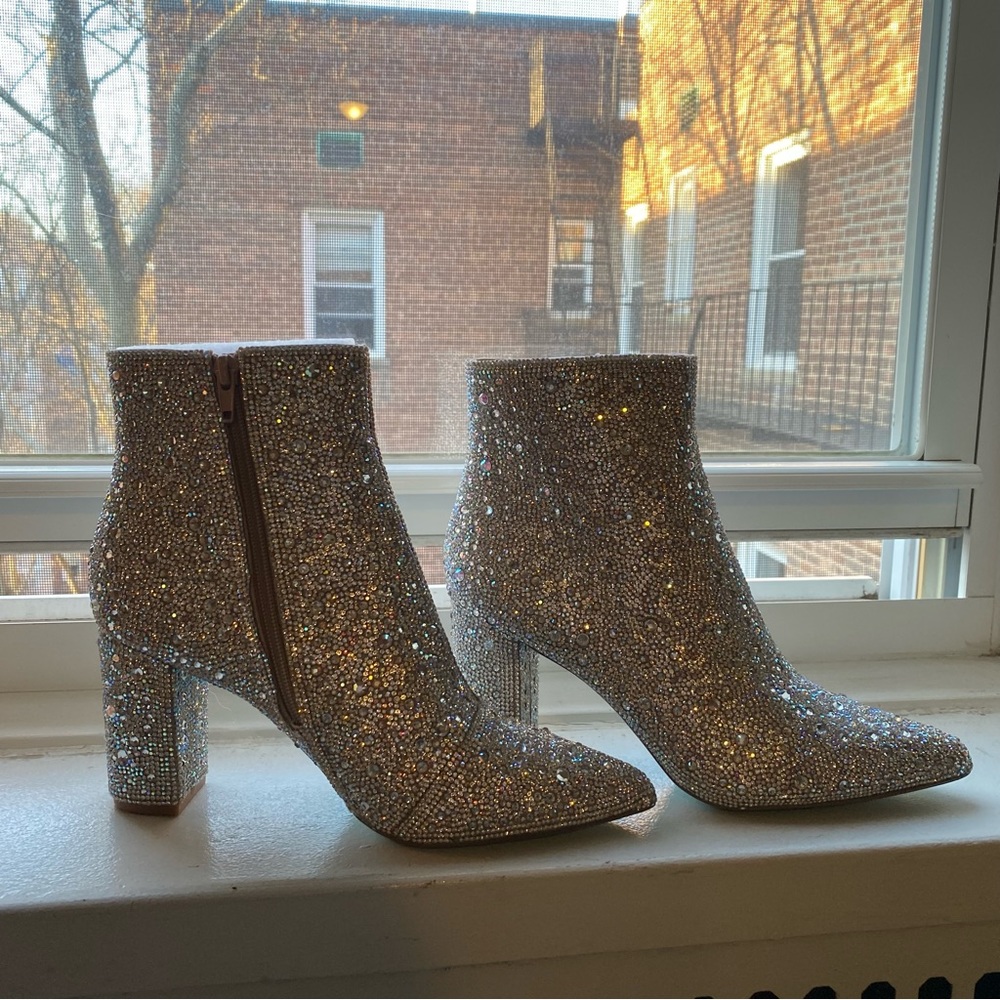 Brand New Never Worn In Box Betsy Johnson Silver Cady Heeled Boots 🪩💃🏻